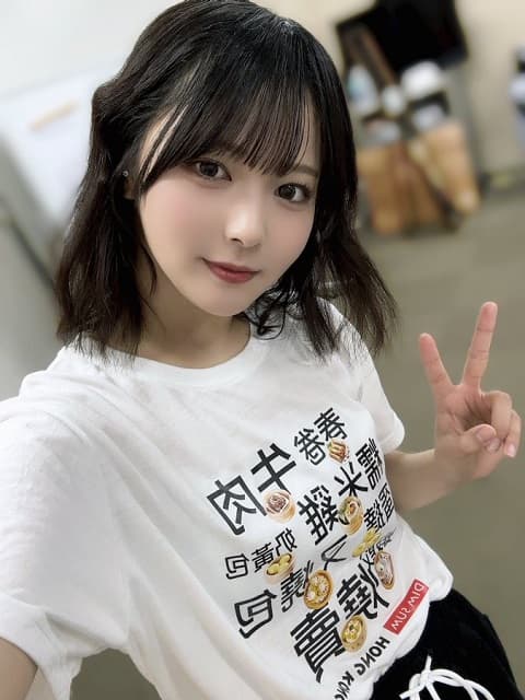 「この写真大好き過ぎて額縁もん」≒JOY 江角怜音の激カワ&飯テロTシャツショットにファンから絶賛の声！