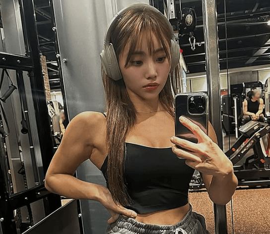 「オーマイガー！セクシー＆ビューティフル」美容師トレーニー、鍛え上げた美腹筋＆美背中にファン拍手喝采！「背中カッコいいです」