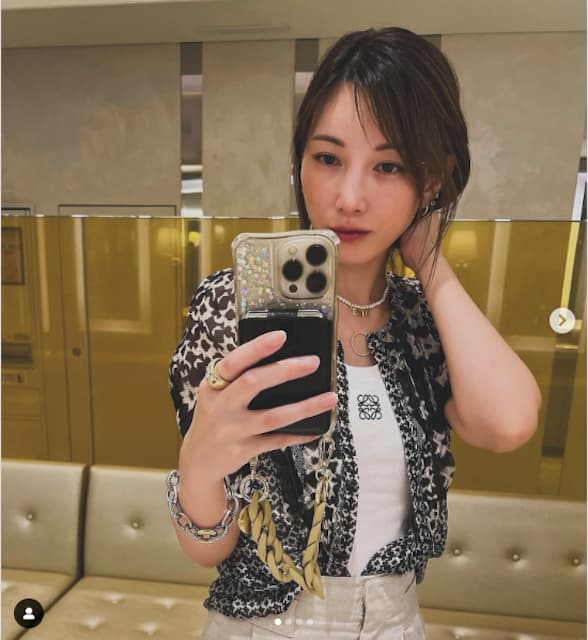 女優の加藤あいが携帯ケースを公開！