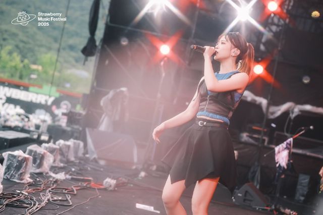 May’nが中国でロックフェスに参加！圧巻のパフォーマンスを写真で公開！