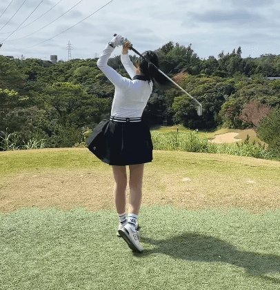 ゴルフ美女子、スイングの結果”電線にボール”がヒット！珍事にファン仰天「ボールが真っ黒になるよね」「GOOD SHOT」