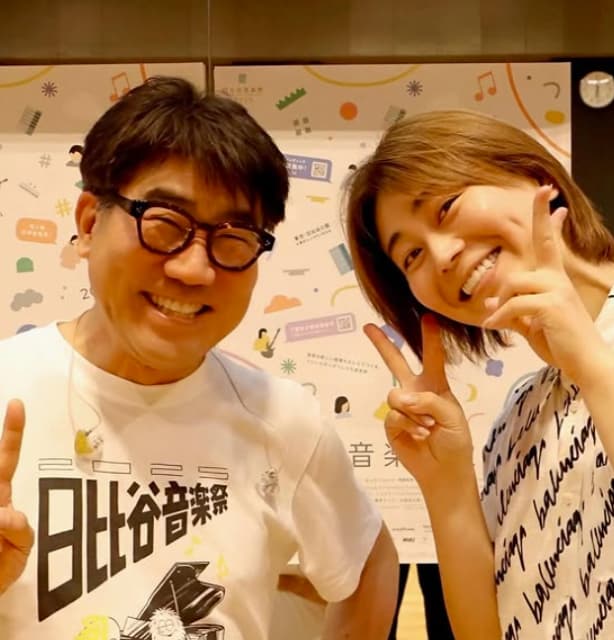 氷川きよしが“赤いスイートピー”のアレンジを手掛けた亀田誠治とともにツーショット！