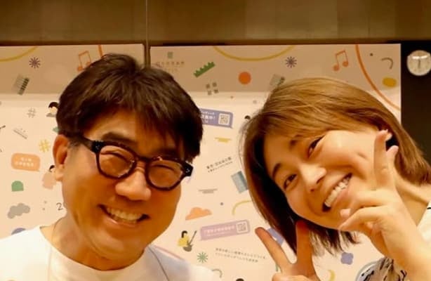 氷川きよしが“赤いスイートピー”のアレンジを手掛けた亀田誠治とともにツーショット！