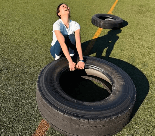 「美しいスーパーウーマン」美女トレーナー、巨大タイヤの重さに悶絶！青空の下の”スパルタン・ショット”が話題に「センセイ、パワフルですな」
