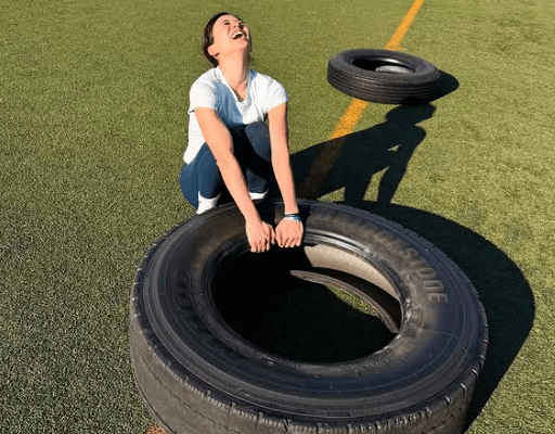 「美しいスーパーウーマン」美女トレーナー、巨大タイヤの重さに悶絶！青空の下の”スパルタン・ショット”が話題に「センセイ、パワフルですな」