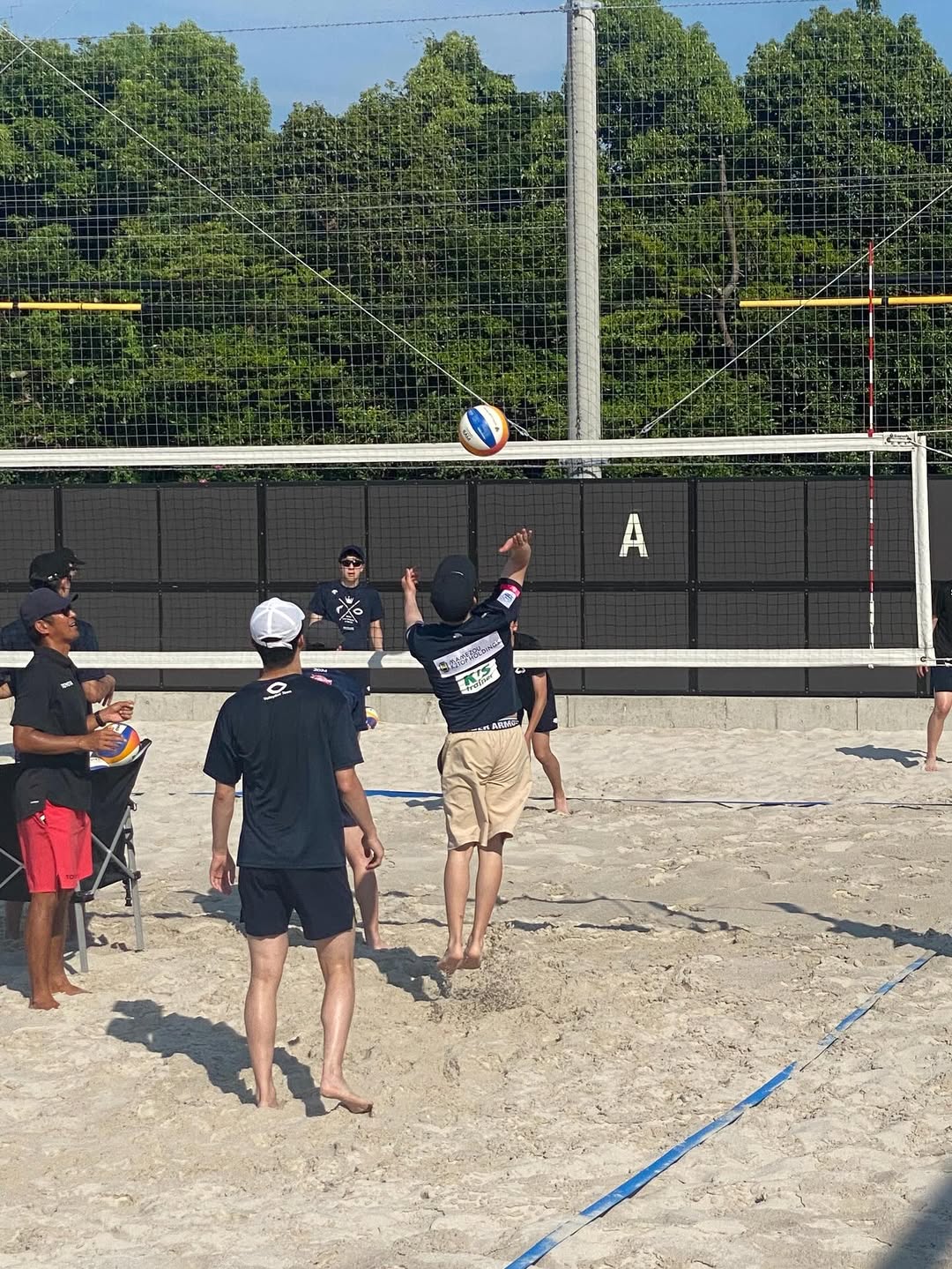 川合俊一が中央大学男子バレー部の合宿に参加！似てるけど全然違うあのスポーツとは？