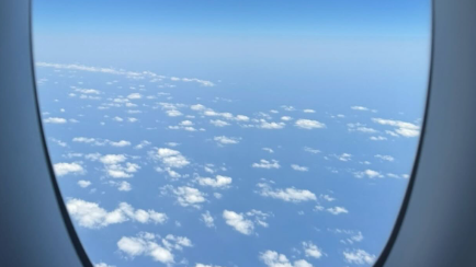 「空の表情に癒やされる」狩野舞子が投稿した“飛行機の窓シリーズ”に注目集まる！