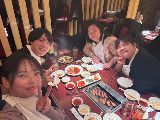 「トングの奪い合いでした」ぼる塾 田辺がマッチョ芸人たちとの仲良し焼肉風景を投稿