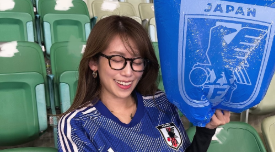 「メガネの女神、現る！」中川安奈、私服での観戦ショットにファン釘付け！