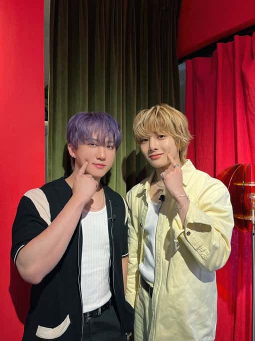 大人気韓国アイドルの「ほっぺツン」ツーショット