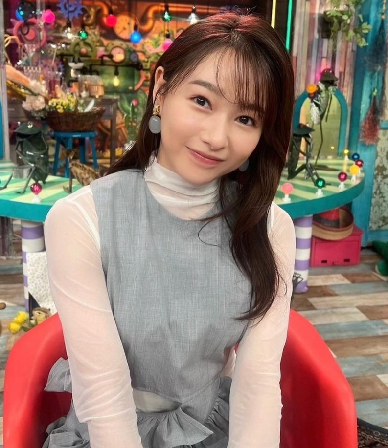 桜井日奈子がガーリーな衣装姿で番組を宣伝