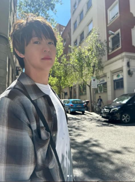 Hey! Sɑy! JUMP有岡　スペインロケでの楽しげなオフショット