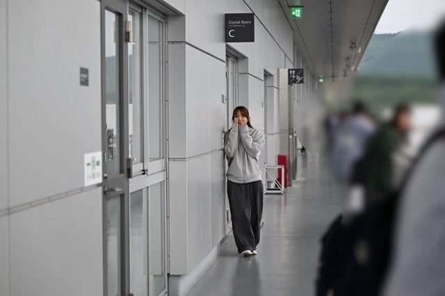 沢口愛華、不意打ちショットに素の可愛さ全開。静かな廊下で際立つ存在感