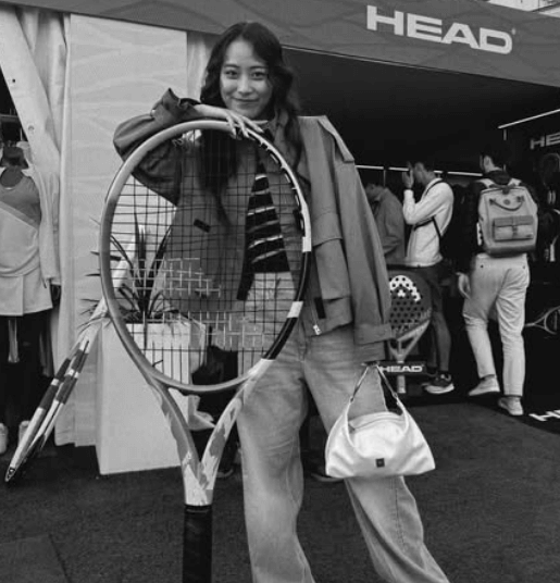 「可愛すぎて反則ですょ」カリスマ美女ダンサー、INモナコ！超大型ラケットのフォトジェニックショットにファン歓喜