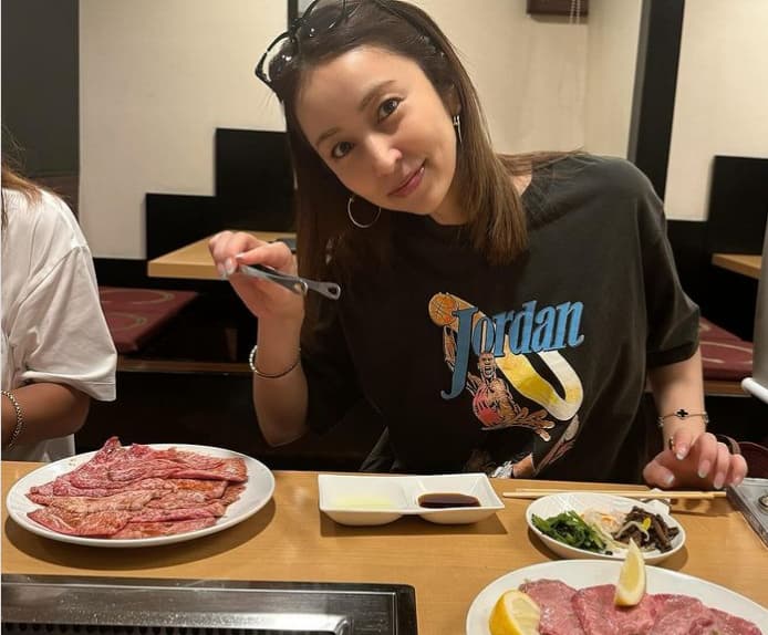 矢田亜希子　お土産Tシャツで気分UP！高校生男子たちと焼肉パーティー