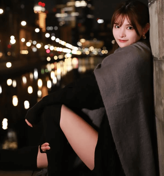 あの人気モデル、大胆美脚でイルミを凌駕する魔女ショットを披露！ファン夢心地「ブラックかえぴょん可愛すぎ！」