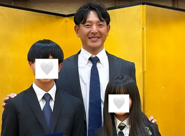 岩隈久志 子供たちのスタイル抜群ショットを公開「足が長すぎる」