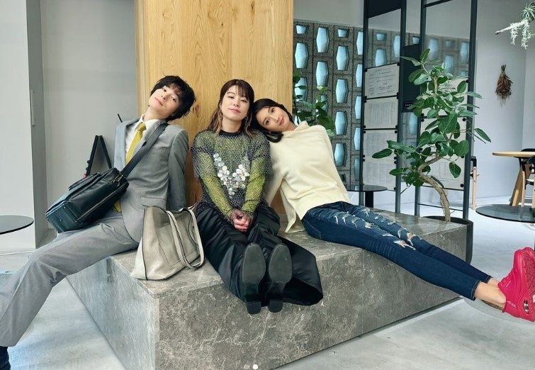 菜々緒、主演ドラマのオフショットで「脚長すぎ」と話題に