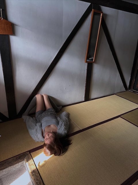 「畳落ち着く〜」秋元真夏、