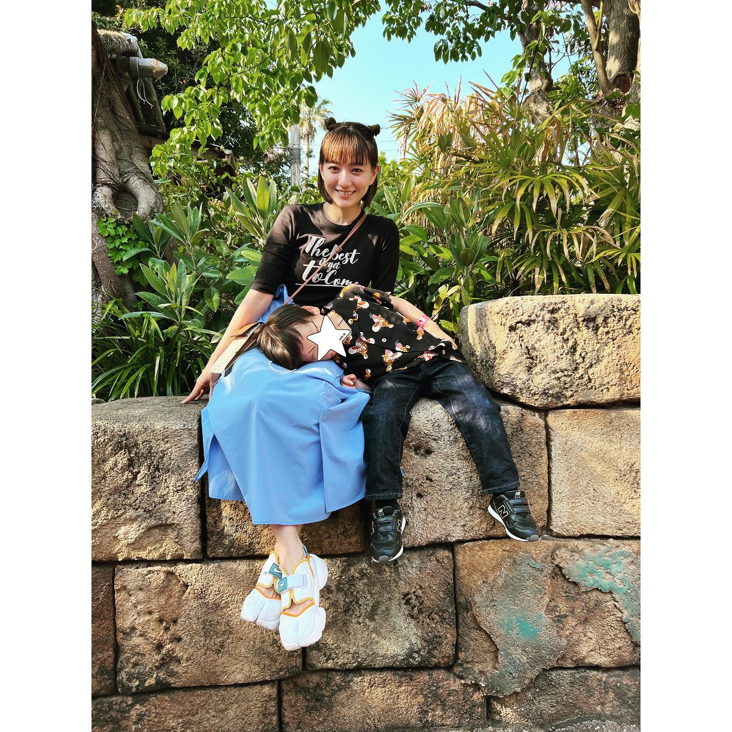 伊藤千晃さんが夢の国で息子を膝枕🐭「可愛いすぎる😍❤️」