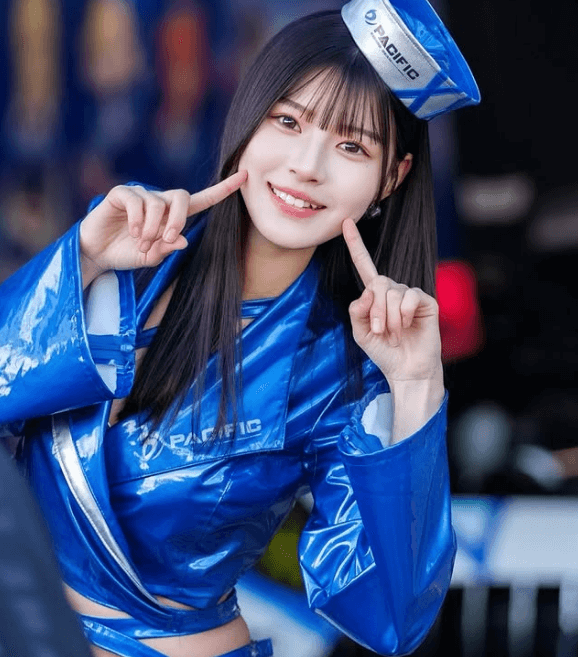 「大好評だったので投下します」可愛すぎる19歳のレースクイーン、頬ぷに・ショット披露にファンうっとり