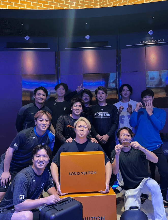 宮西尚生、400ホールド達成に後輩たちから心温まるサプライズ！