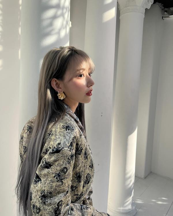 宮脇咲良がモデル撮影オフショットを多数公開！「スーツも似合っててカッコいい。」