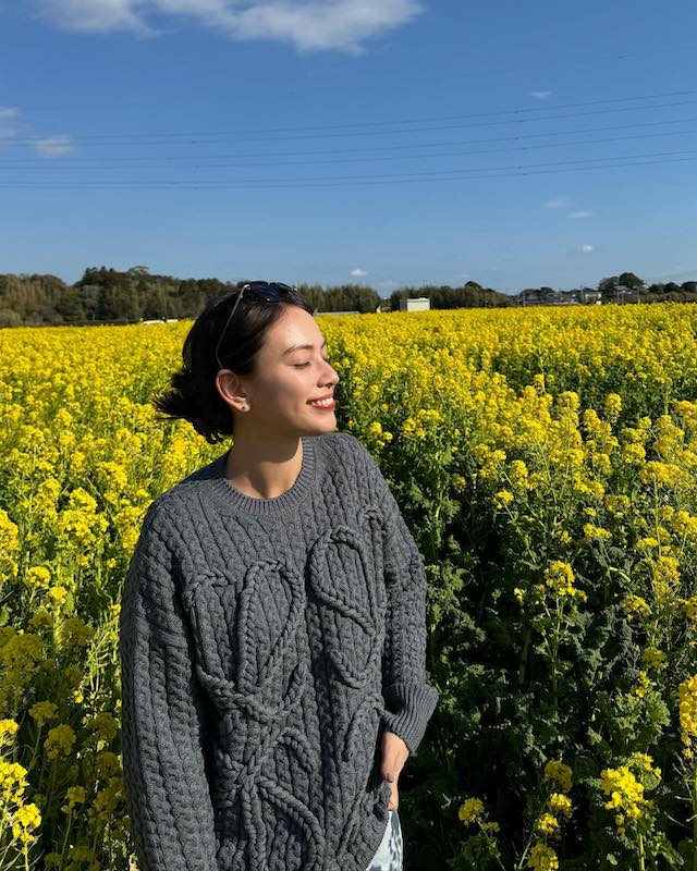 滝沢カレンが菜の花畑を満喫✨「太陽かと思ったのでした🌼」