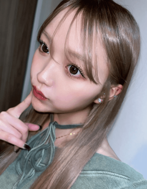 人気YouTuber・ねお、耳ツボジュエリーを披露！