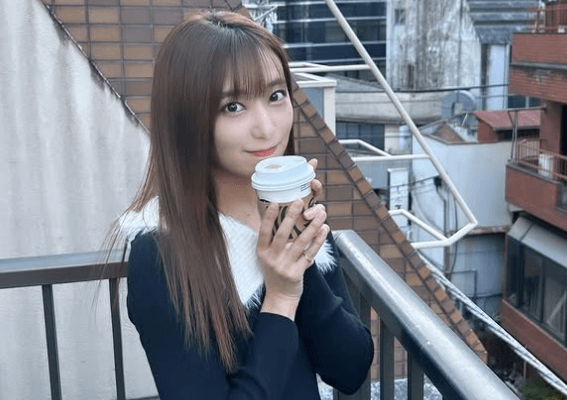 「東京、雪降らないね…」人気ラウンドガール、ベランダの”妖精ショット”が美の極みだとファン大絶賛！「降ったら雪合戦しようね」