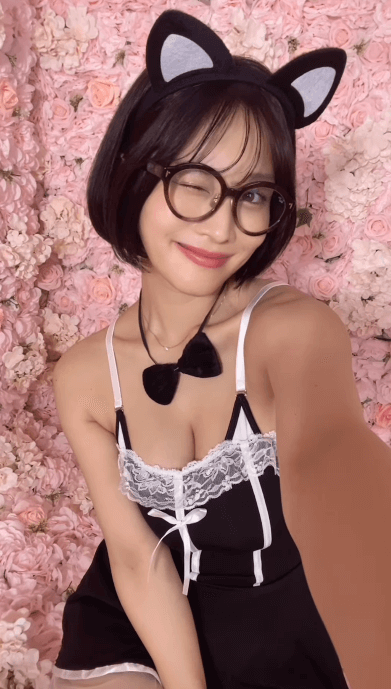 「どっちがすき？」高橋凛「メガネ猫orメガネなし猫」ムービーコスで”究極の選択”を迫り、話題沸騰！