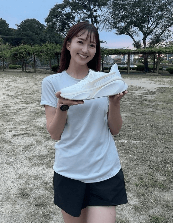美人女子アナの長谷川朋加、ランニングシューズを手にしたフォト公開で「爽やかでとっても可愛い」と絶賛の声