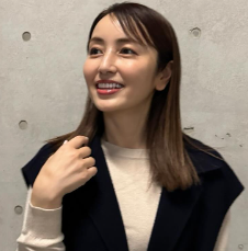 矢田亜希子、冬ファッションで魅力全開！カシミヤコーデが「可愛すぎ」と話題に