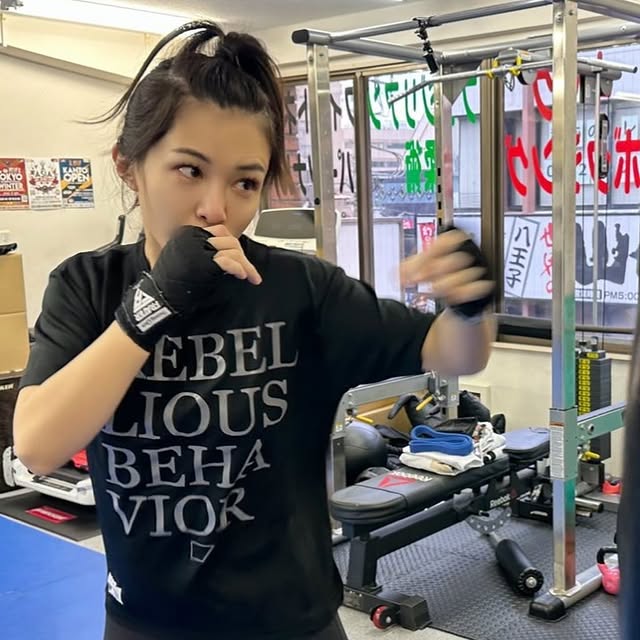 「打撃もコツコツ」元RIZINガール『4児の母』格闘家・あきぴ、真剣なまなざし練習風景に「かっけぇ！」