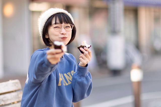 「みなぎってるよっ！！」時東ぁみ、パワフル投稿も腹が減っては戦はできぬ！おにぎりモグモグショットが可愛い！