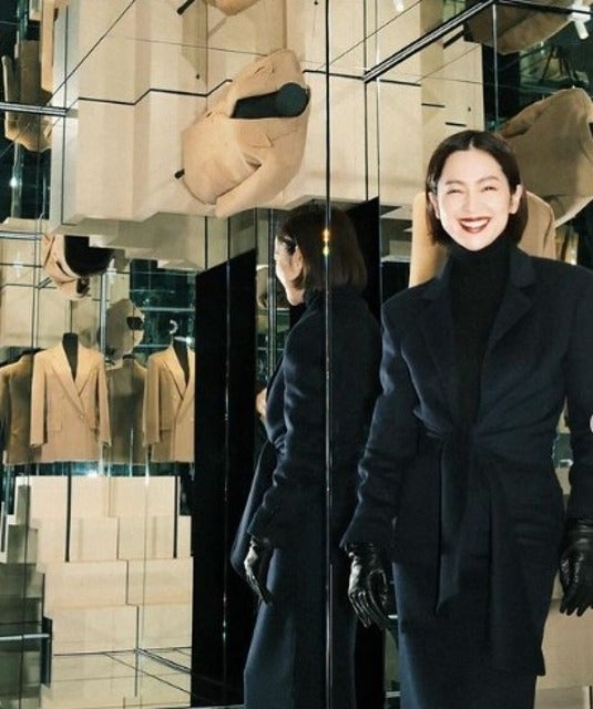 中村アンが大人っぽい黒のモノトーンコーデでMax Maraのエキシビションへ！