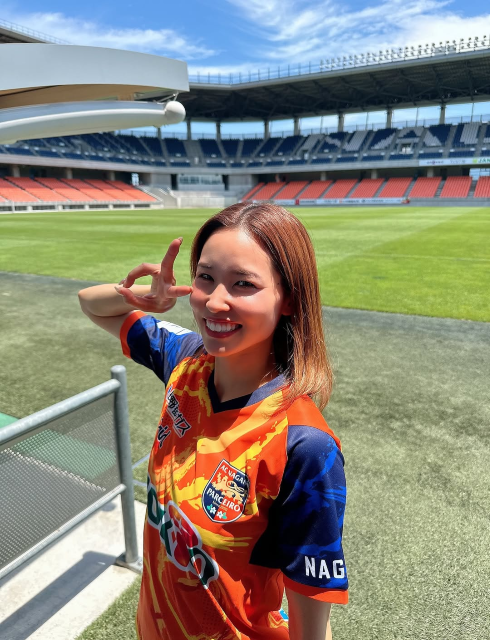 汗も滴るイイ女!?ピッチの女神がインスタ降臨！美女ミッドフィルダー・三谷沙也加、新ユニ別ショットの弾けるスマイルにファン「眩しい！」