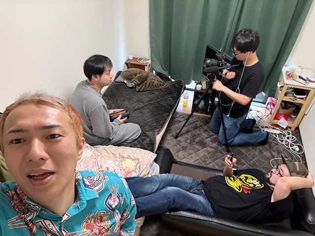 ハニトラ梅木、ホラードラマの撮影現場とは思えないオフショットを公開！