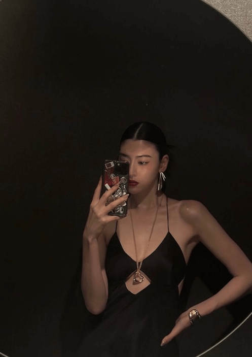 三吉彩花、ティファニーのジュエリー包まれた”色香”なゴールデンショットを披露