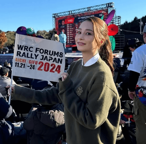 「ぶち可愛い」モデル・Niki、ラリージャパン・豊田スタジアムにて美ショット＆ムービー披露！