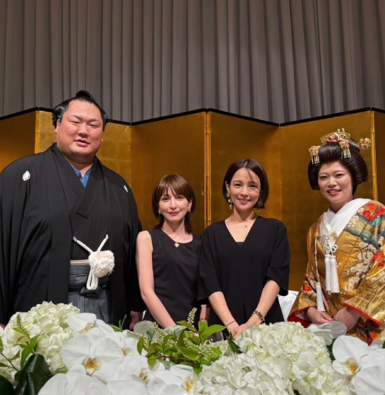 幸せの連鎖！相撲好きの奥菜恵が輝関の結婚式でお相撲さんに囲まれる