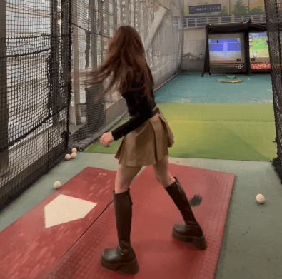 「見入ってしまいました」野球美女子、ギャルモデルモードで放つ豪快スイングにファン圧倒される！「す、すごい」