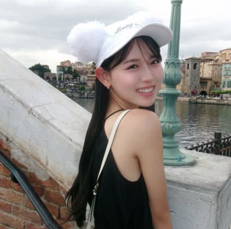 大瀧沙羅が夏のディズニーに来園しポップコーンを堪能するショットを披露！