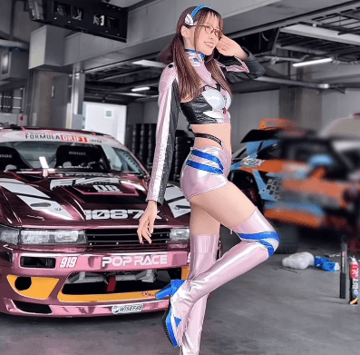 エヴァコスのレースクイーン、”真希波マリイラストリアス”コスのムービーを披露し反響続々！「かっこかわいい」「 So beautiful」