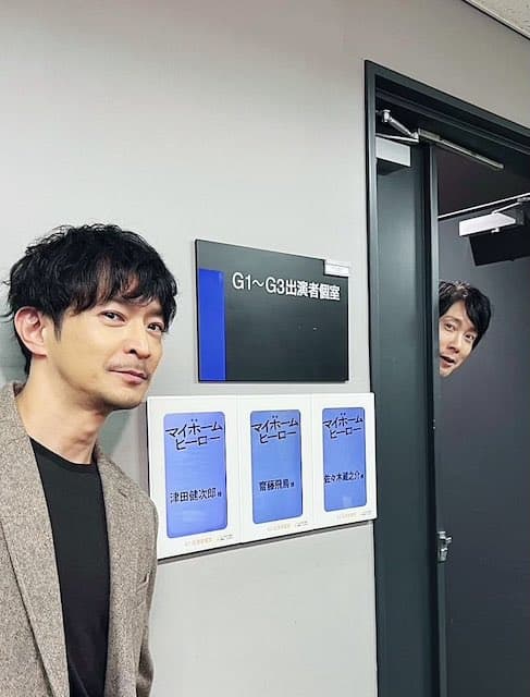 津田健次郎がテレビ局で撮った写真に大物俳優が映り込み「隙間時間で写真撮ったら…」