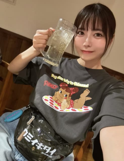 「仕事終わりの一杯」グラビアアイドル・東雲うみの私服姿のオフショットにファンメロメロ