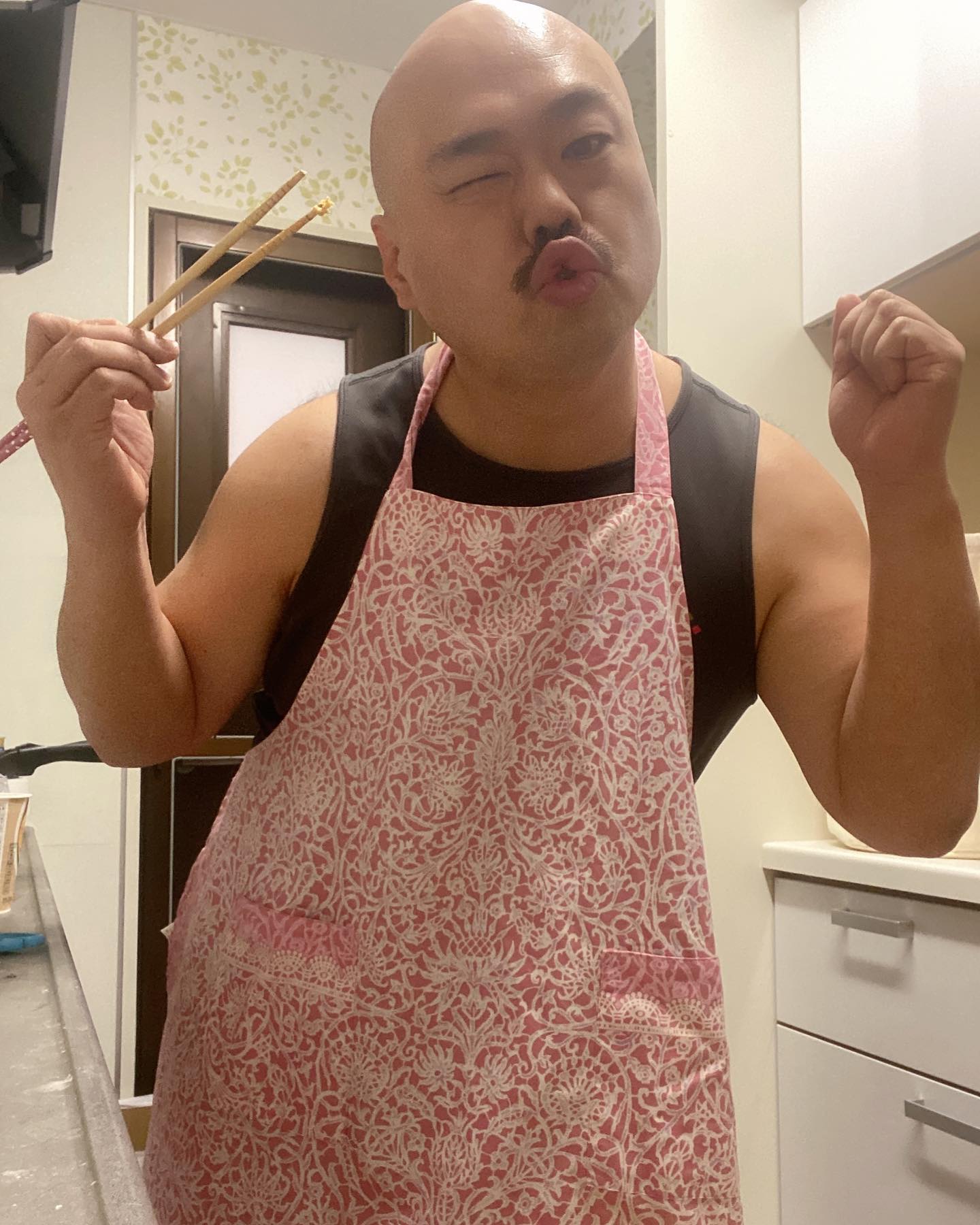 クロちゃん 20歳年下彼女に手料理を披露?!🍙 「エプロン最高😂」