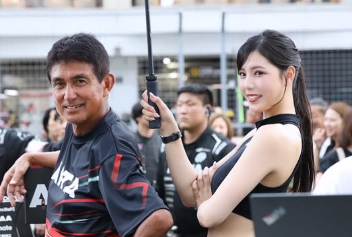 レースクイーン真木しおり、ARTAグリッドで鈴木亜久里監督と“奇跡のカメラ目線”