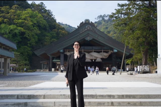 栗原恵が出雲大社での黒スーツショットを投稿！