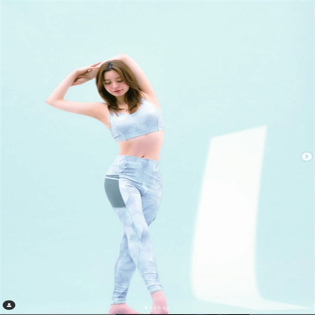 人気モデル・野崎萌香の大人百科掲載記念！美麗ウェア着用姿を大盤振る舞い